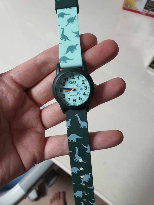 Reloj Infantil Para Niño Q & Q Dinosaurios Análogo Vr99j010y