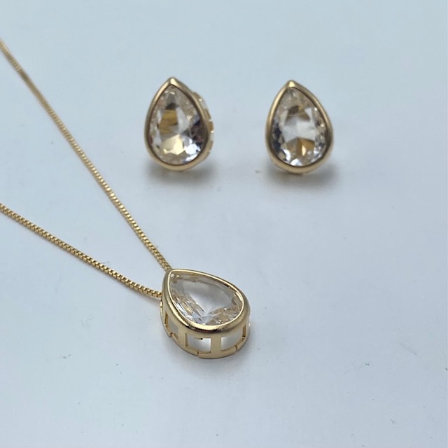 Conjunto aretes y collar Gota con Cristal- Baño de oro 18k- Juego de joyería- collar dorado- aretes chicos