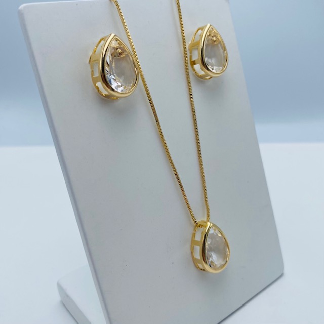 Conjunto aretes y collar Gota con Cristal- Baño de oro 18k- Juego de joyería- collar dorado- aretes chicos
