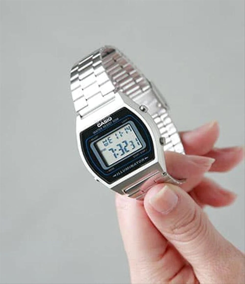  Casio Reloj de pulsera digital clásico de acero inoxidable para  hombre, con alarma y cronómetro, y características de calendario  automático, con un cierre de cierre ajustable, resistente al agua, : Ropa