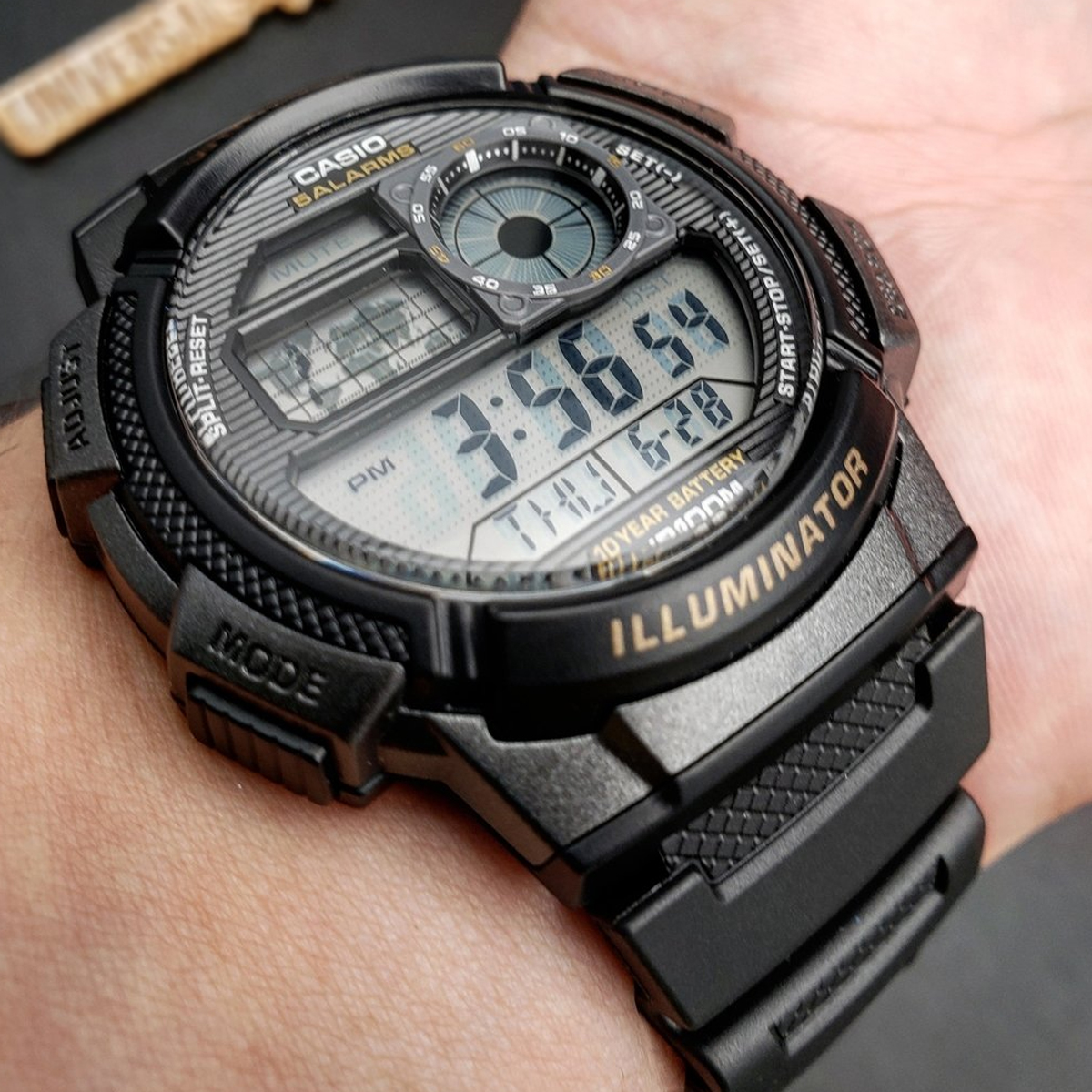 Reloj para hombre Casio Ae-1000W-1 deportivo resistente al agua hora mundial luz led.