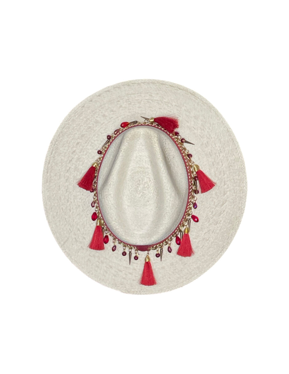 Sombrero para mujer artesanal de palma fina decorado decorado en cinta roja, cadena y detalles en pompones 