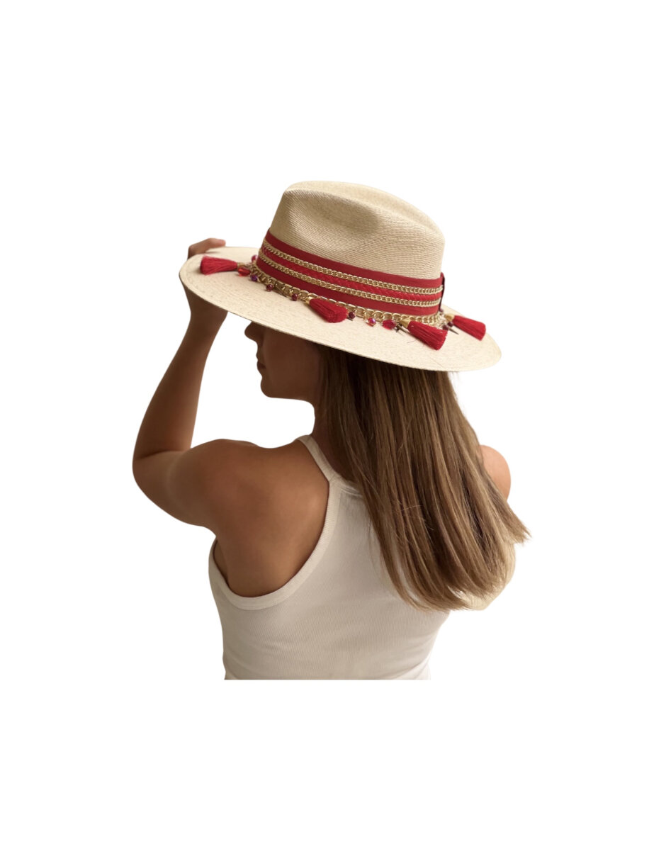 Sombrero para mujer artesanal de palma fina decorado decorado en cinta roja, cadena y detalles en pompones 