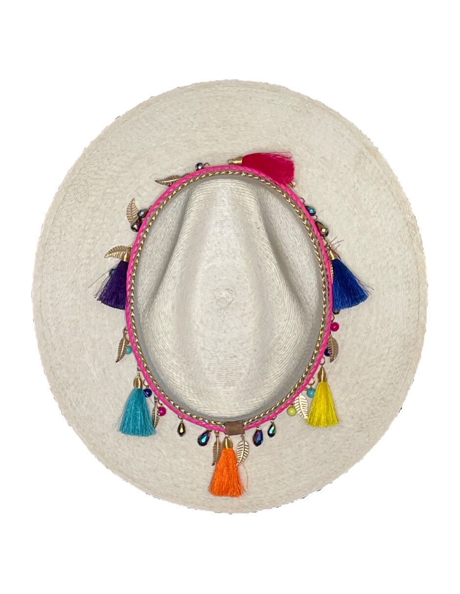 Sombrero para mujer artesanal de palma fina decorado decorado en cinta, cadena y detalles en pompones de colores