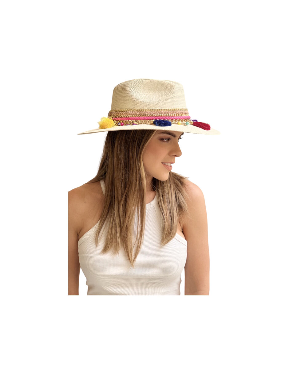 Sombrero para mujer artesanal de palma fina decorado decorado en cinta, cadena y detalles en pompones de colores