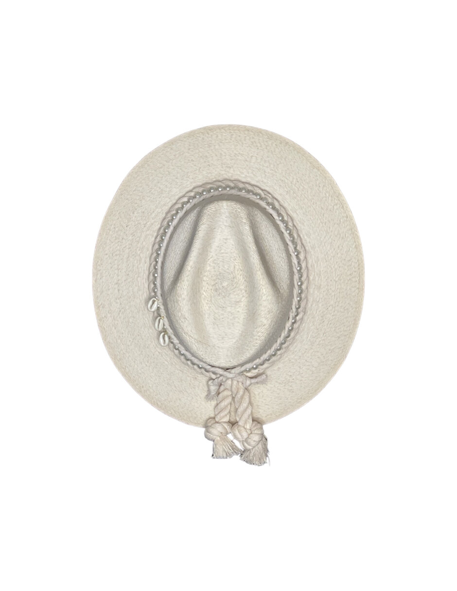 Sombrero para mujer artesanal de palma fina decorado con listón blanco y conchas