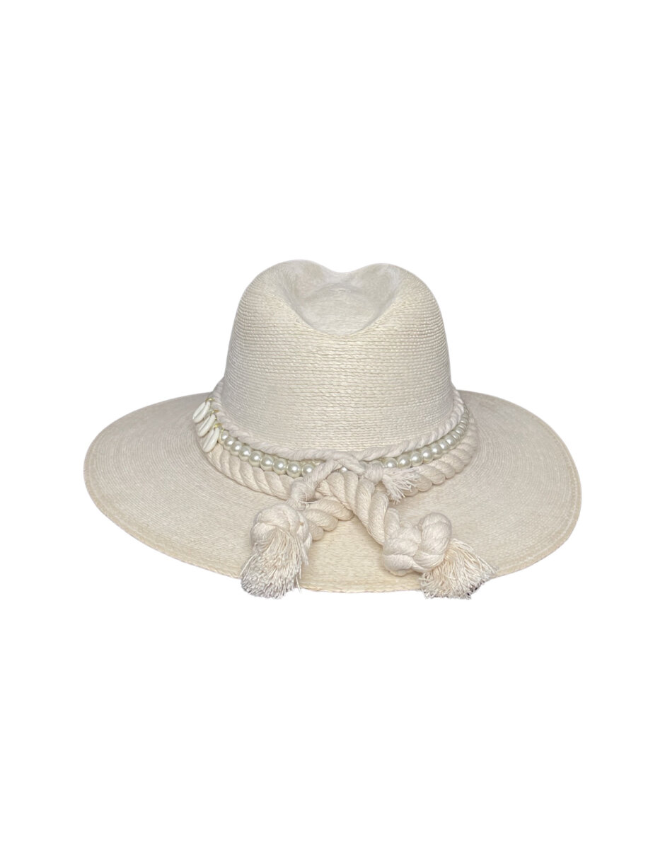 Sombrero para mujer artesanal de palma fina decorado con listón blanco y conchas