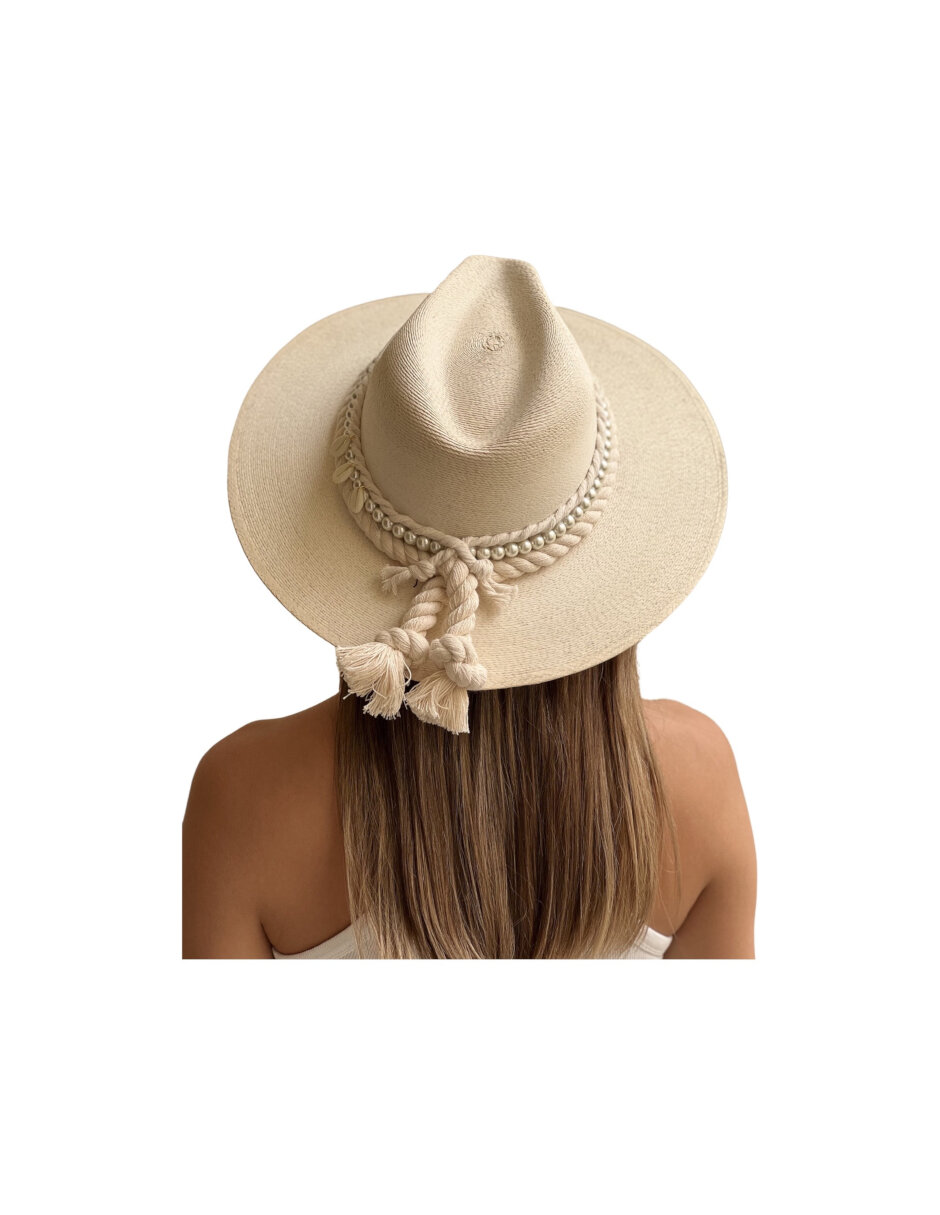 Sombrero para mujer artesanal de palma fina decorado con listón blanco y conchas