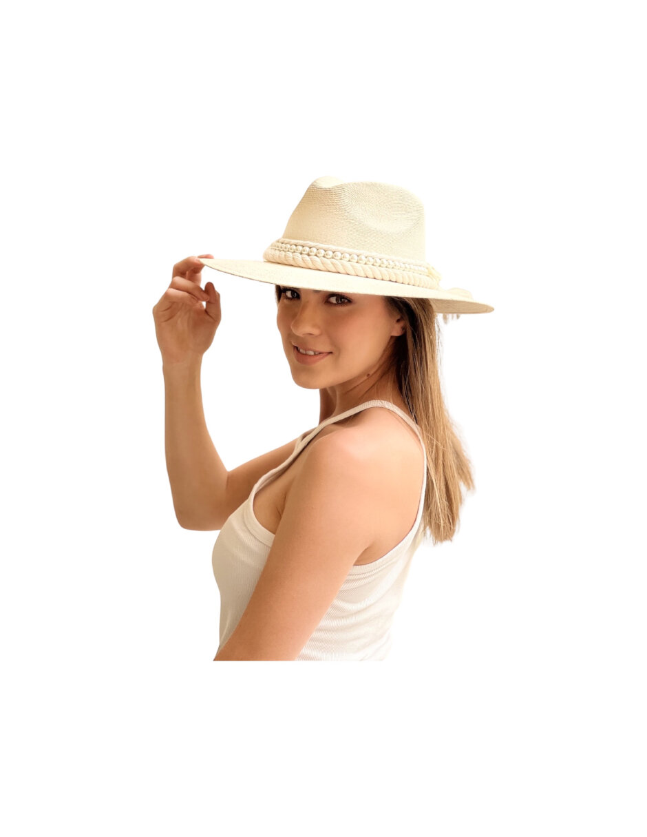 Sombrero para mujer artesanal de palma fina decorado con listón blanco y conchas