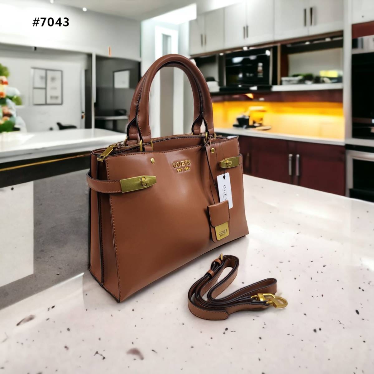 BOLSA GUESS PARA DAMA COLOR CAMEL MODERNO  CON CORREA AJUSTABLE