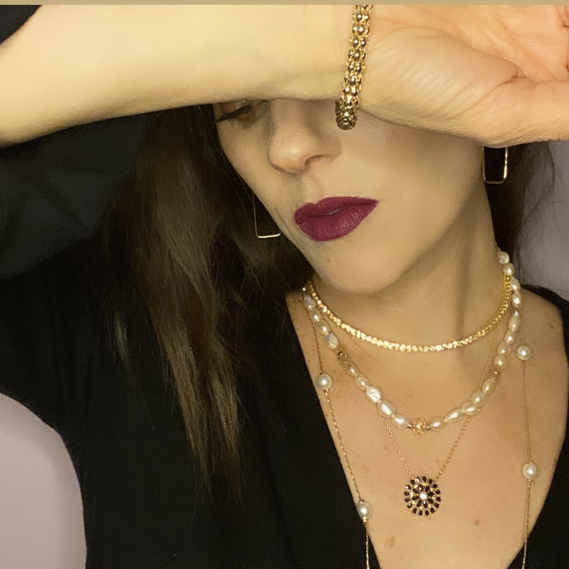 Gargantilla con cristales beige- Baño de oro 18K- Collar dorado