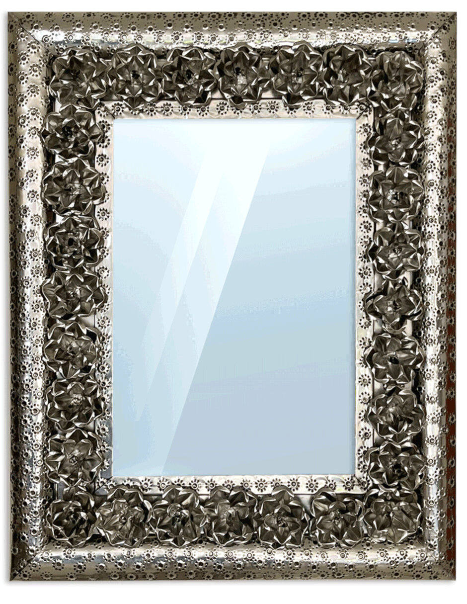 Espejo de pared artesanal de acero inoxidable repujado con detalle de rosas en acero, hecho por artistas Mexicanos de Jalisco 74 x 59 cm