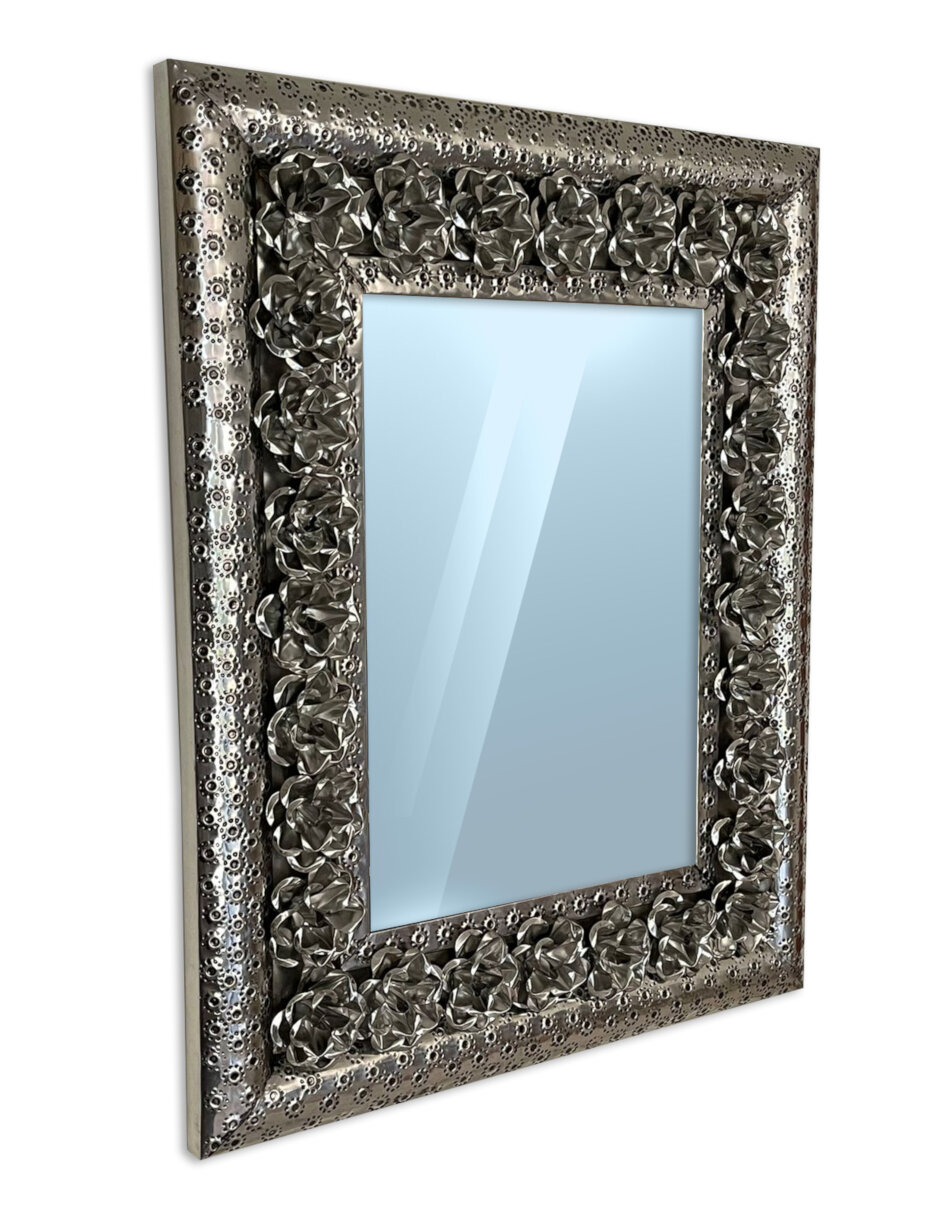 Espejo de pared artesanal de acero inoxidable repujado con detalle de rosas en acero, hecho por artistas Mexicanos de Jalisco 74 x 59 cm