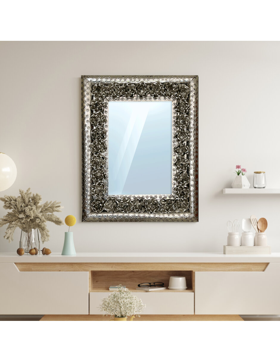 Espejo de pared artesanal de acero inoxidable repujado con detalle de rosas en acero, hecho por artistas Mexicanos de Jalisco 74 x 59 cm