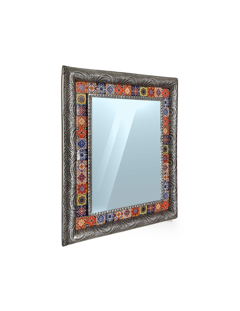 Espejo de Pared artesanal con Acero Repujado y Mosaicos de Talavera 82 x 71 cm