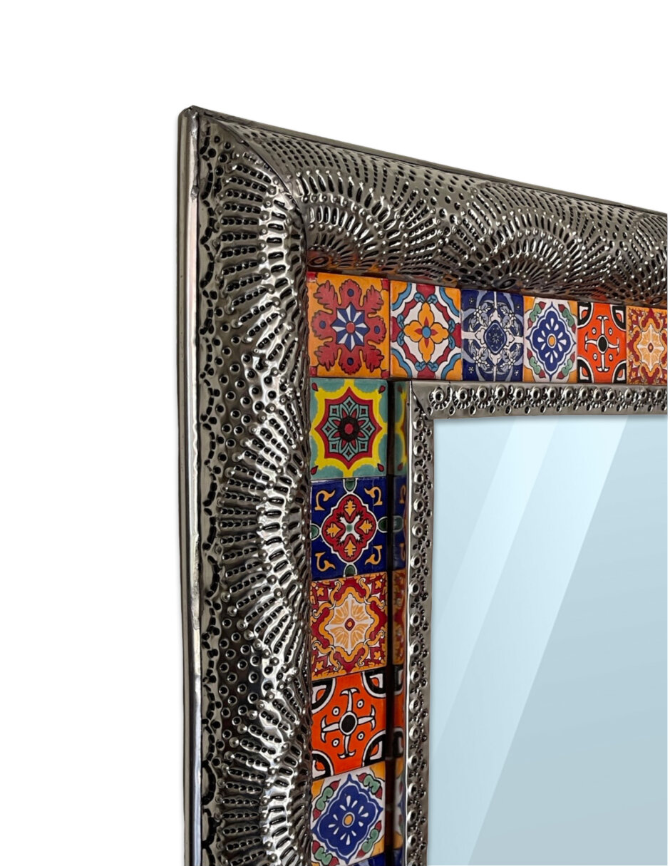Espejo de Pared artesanal con Acero Repujado y Mosaicos de Talavera 82 x 71 cm