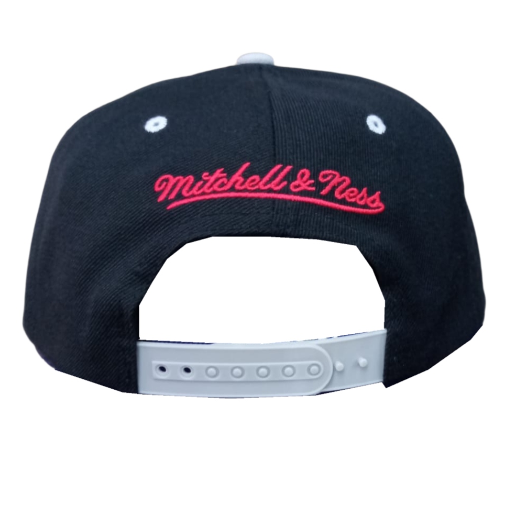 GORRA MITCHELL & NESS SNAPBACK CHICAGO BULLS NEGRO NZ06Z
