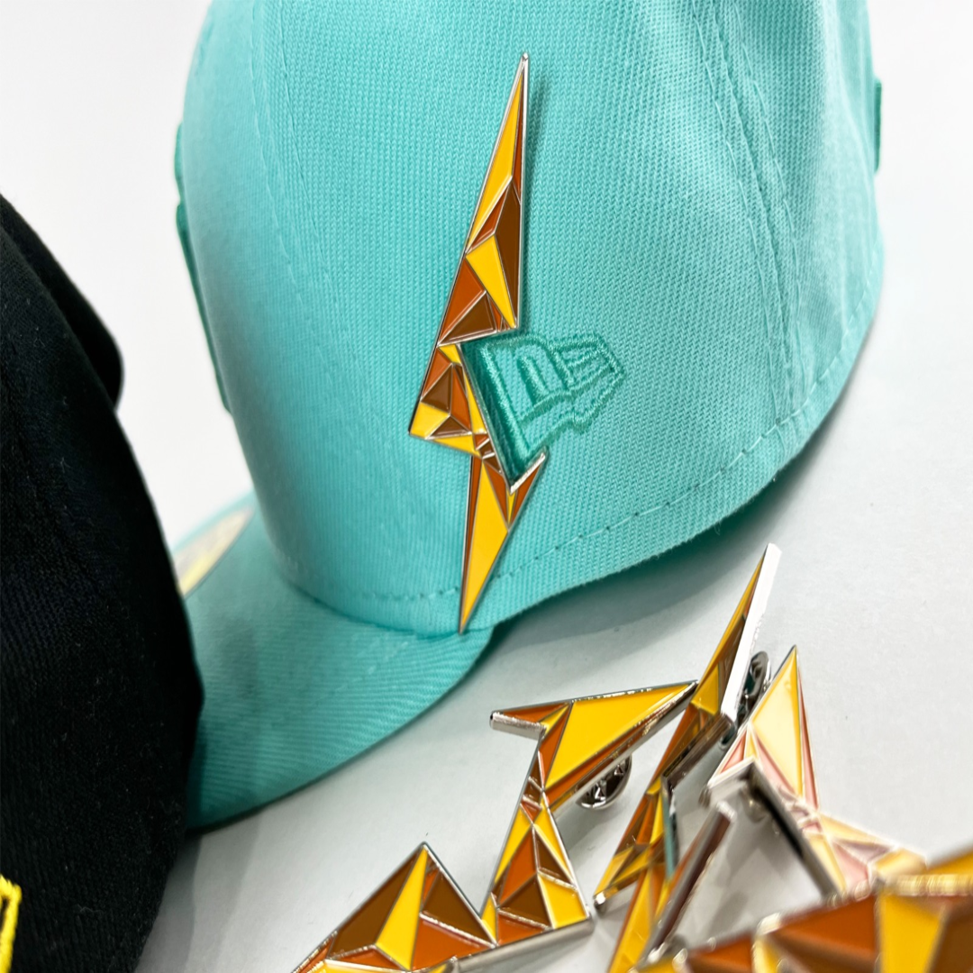 Pin Metálico Rayo Para Gorra