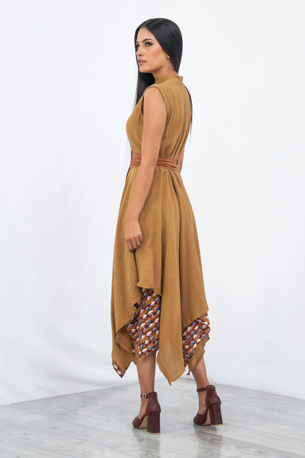 Vestido cuello alto A ÁNGELOZANO de manta algodón con estampado pioliester color caramelo AL-W07