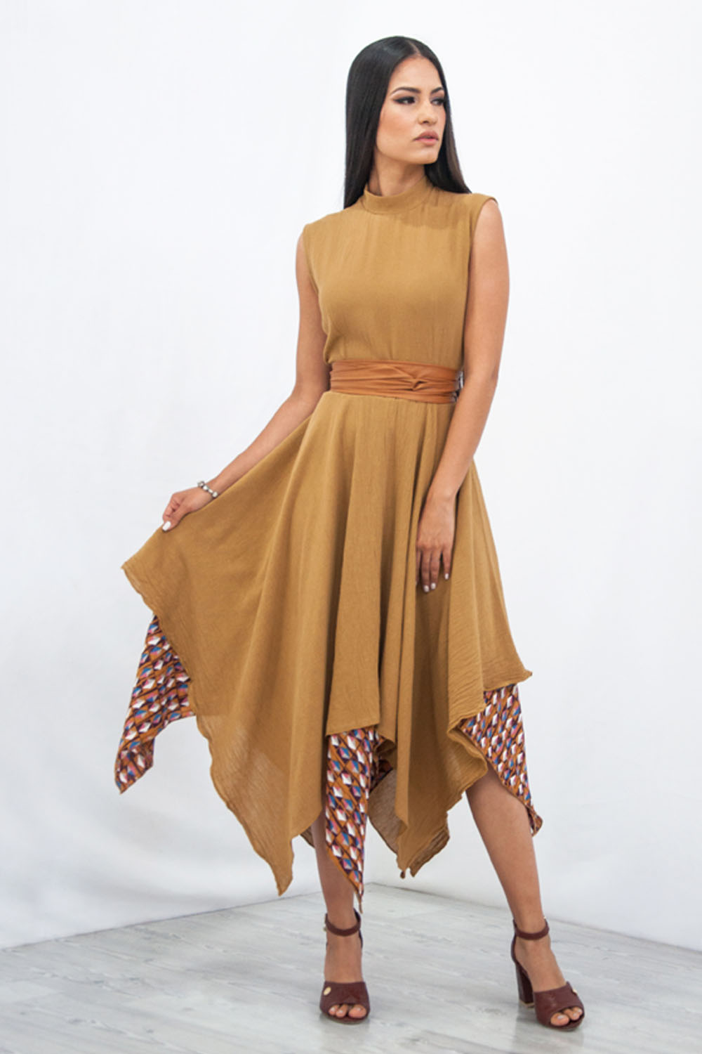 Vestido cuello alto A ÁNGELOZANO de manta algodón con estampado pioliester color caramelo AL-W07