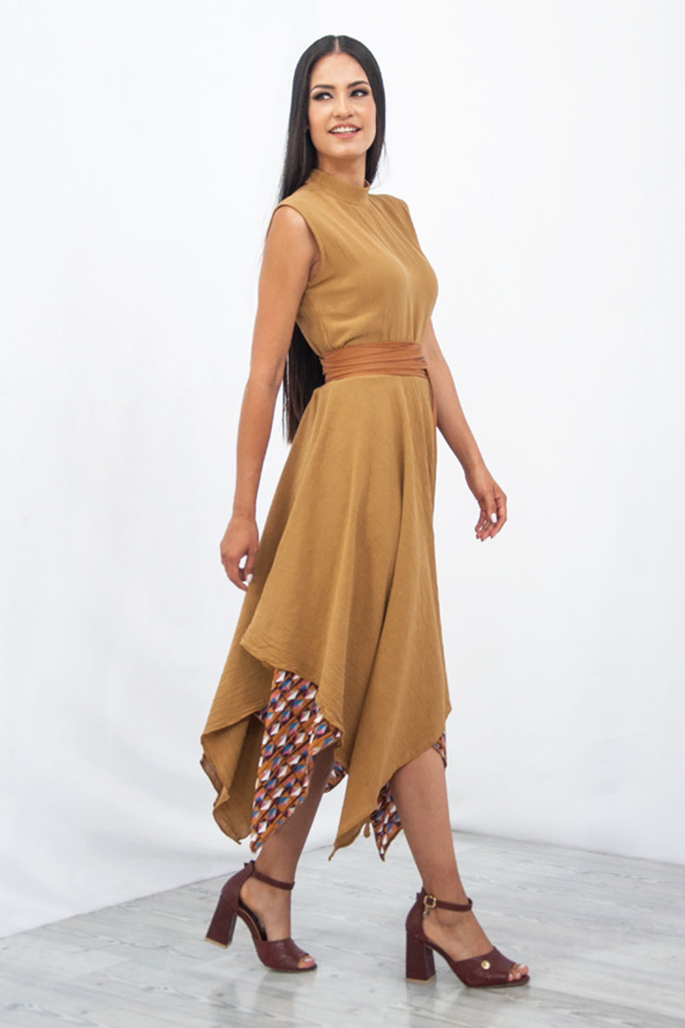 Vestido cuello alto A ÁNGELOZANO de manta algodón con estampado pioliester color caramelo AL-W07