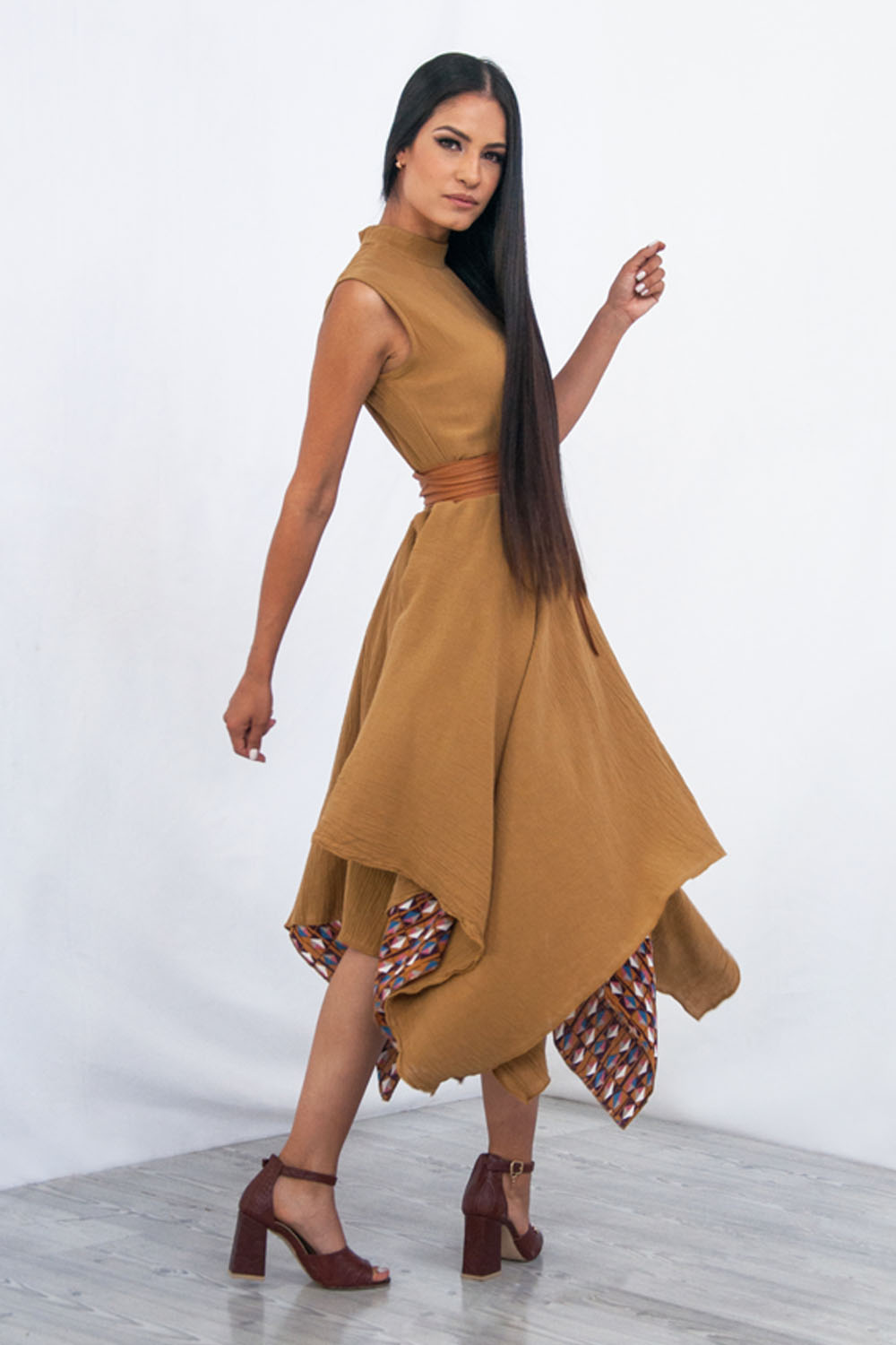 Vestido cuello alto A ÁNGELOZANO de manta algodón con estampado pioliester color caramelo AL-W07