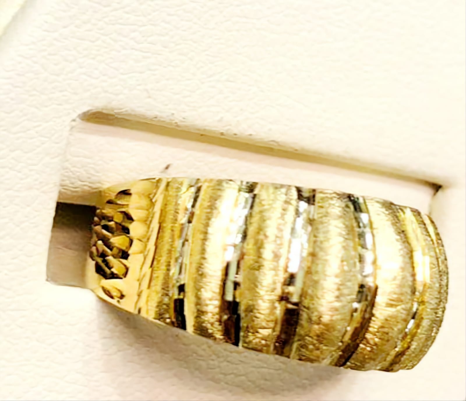 Anillo Relieves Oro 14 K. + Obsequio