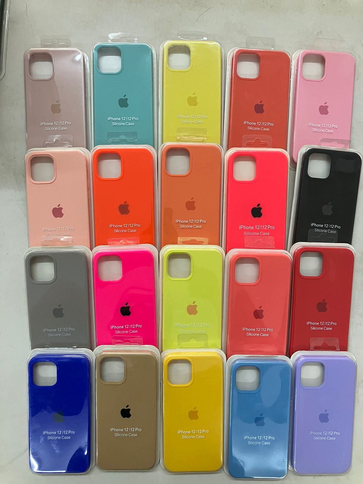 Funda iPhone 12 Pro Max silicón logo multicolor