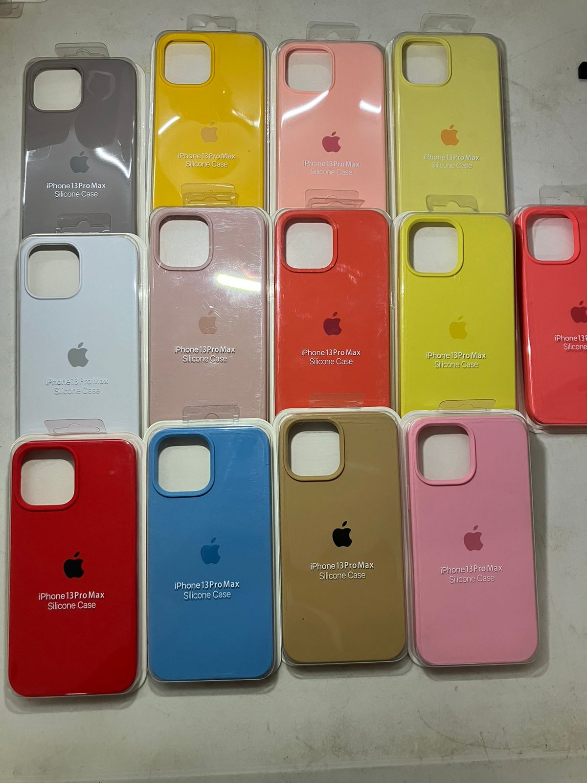 Case iPhone 13 Pro Max Amarillo Bajito Logo Silicon y Microfibra Funda Protector