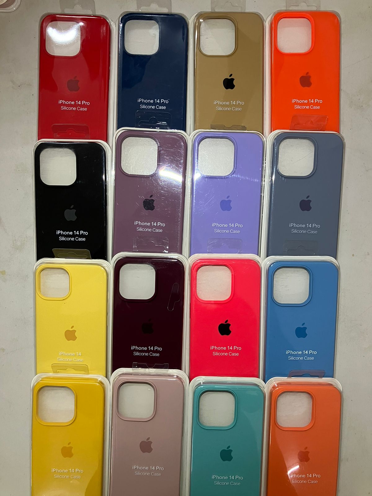 Case iPhone 14 Pro Amarillo Claro Logo Silicon y Microfibra Funda Protector