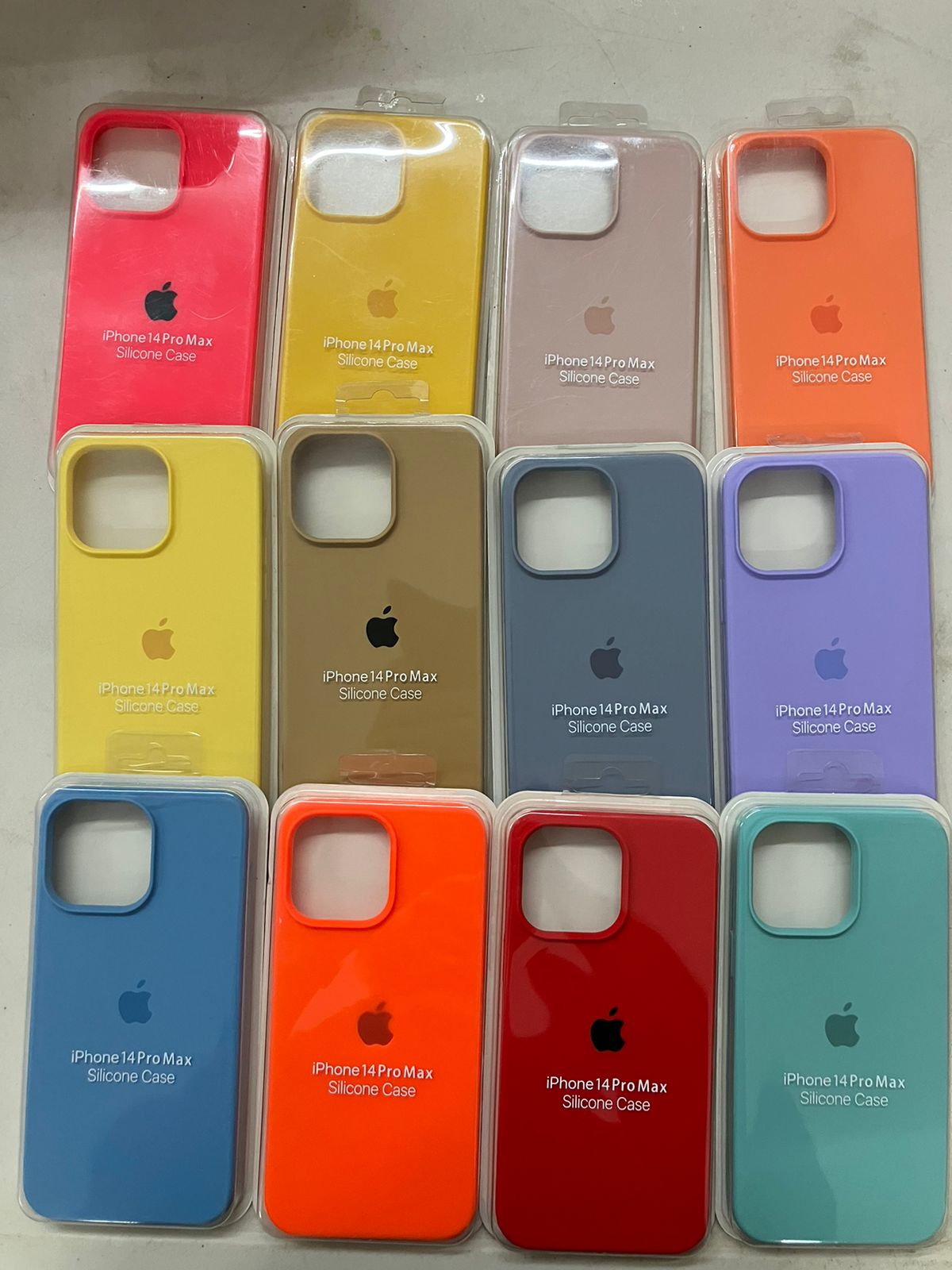 Case iPhone 14 Pro Max Amarillo Fuerte Logo Silicon y Microfibra Funda Protector