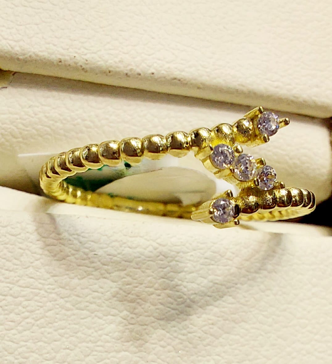 Anillo Moderno Zirconias Oro 10 K. + Obsequio