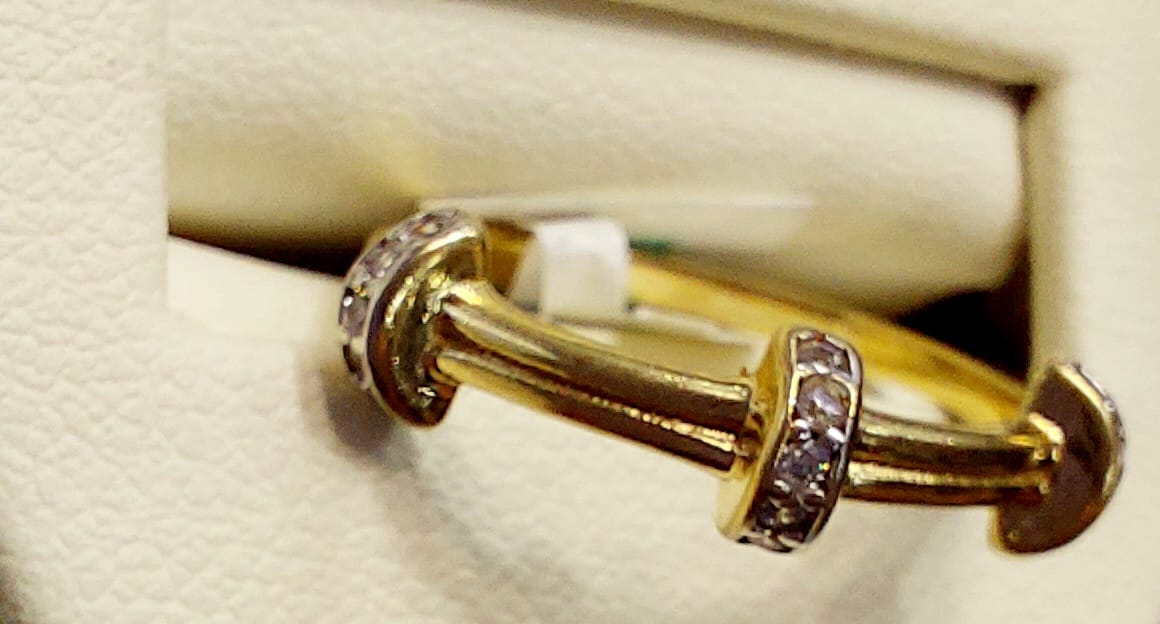 Anillo Medio Circulo Oro 10 K. + Obsequio.