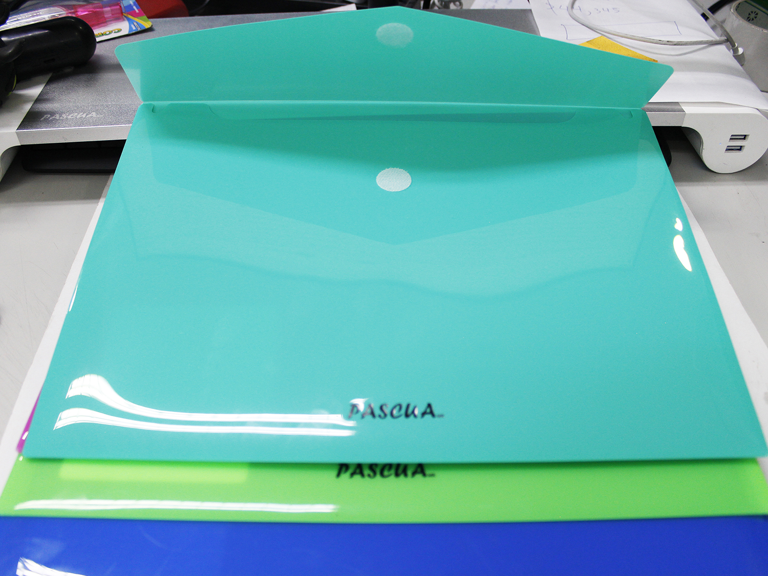 Sobre de plástico horizontal con cierre adhesivo, semi transparente, tamaño carta cierre velcro, colores flúor, para archivar, clasificar y llevar a la escuela, oficina o universidad.