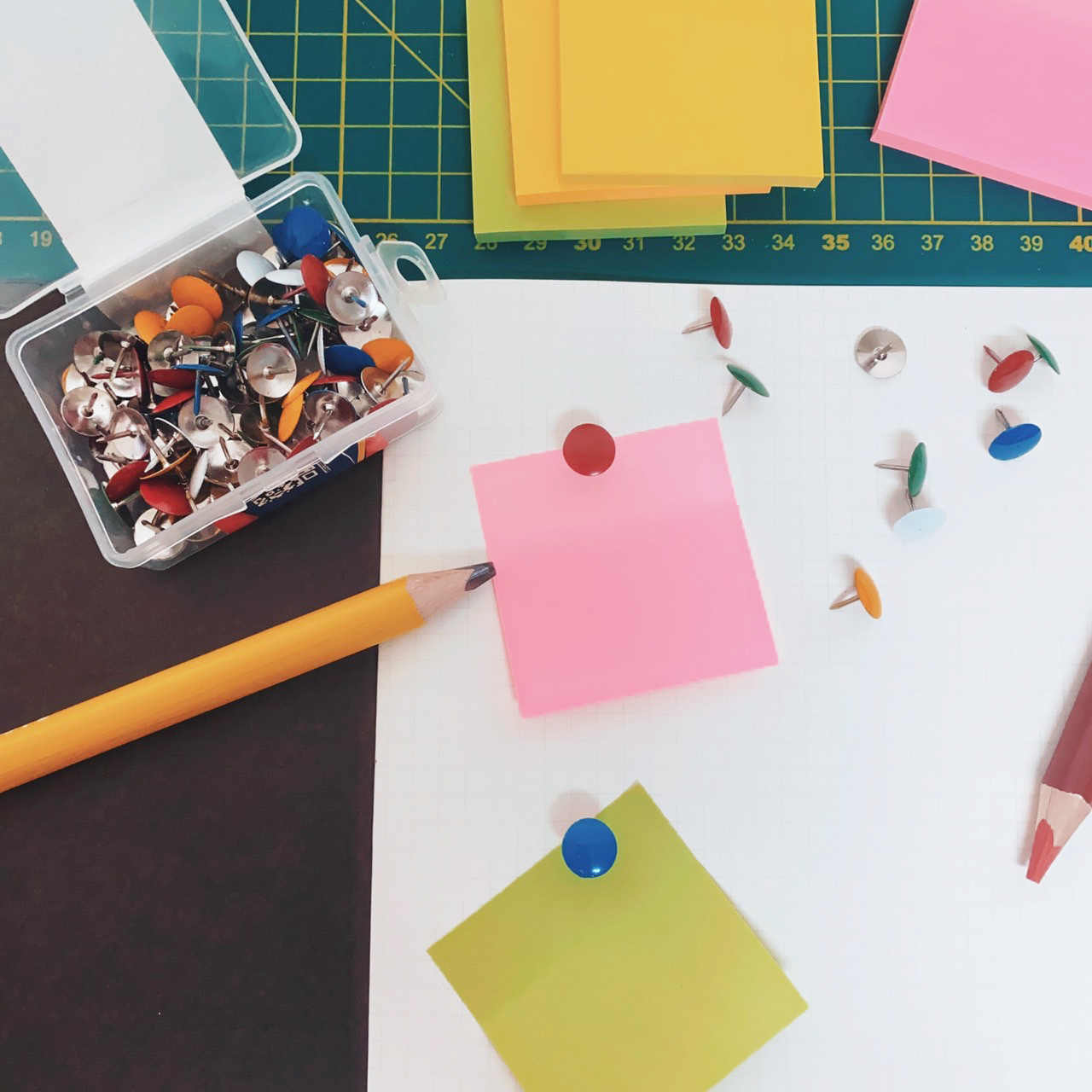 100 Piezas Chinchetas de Cabeza Redonda Tachuelas de Metal Creativas, alfileres para mapas de Pared, Fotos, boletines y tableros de Corcho Oficina