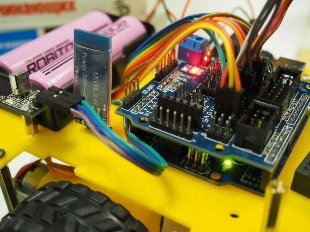 Auto Robot Armable con mas de 70 Piezas Puede Controlarse con Bluetooth o con Control Remoto Incluye Sensor Evasor de Obstaculos / Master / AR-CARKIT2