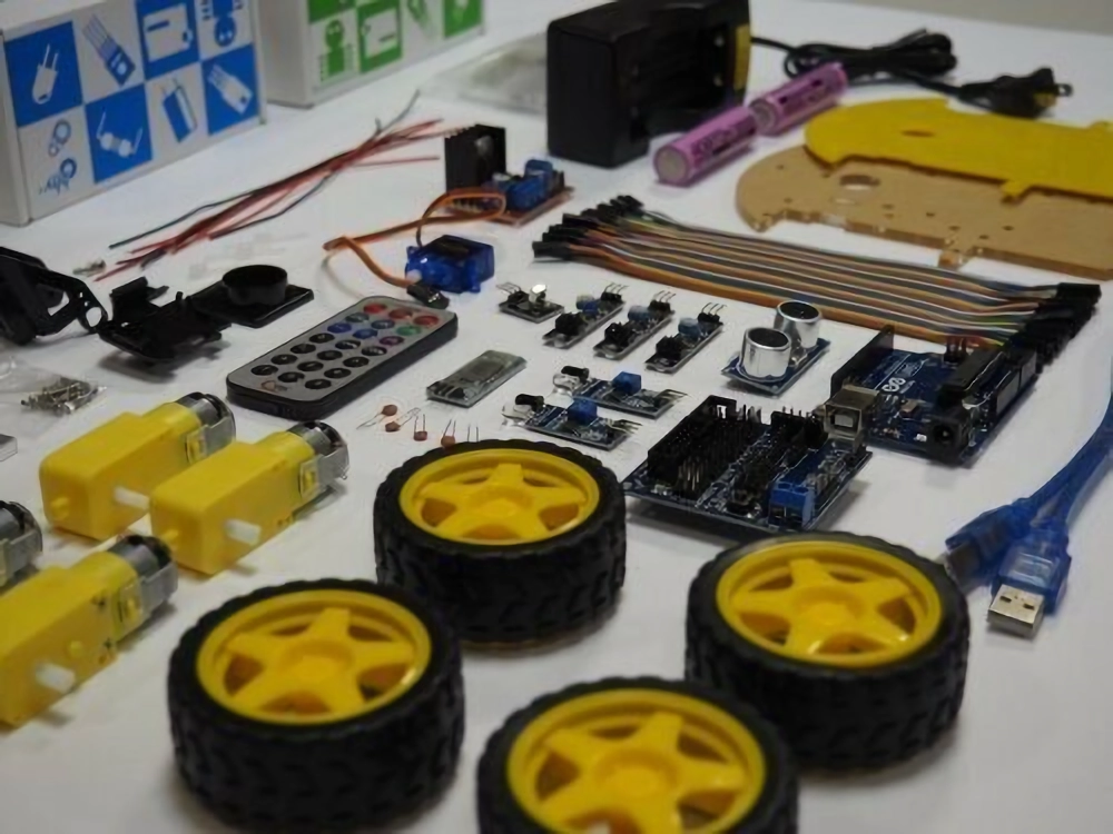 Auto Robot Armable con mas de 70 Piezas Puede Controlarse con Bluetooth o con Control Remoto Incluye Sensor Evasor de Obstaculos / Master / AR-CARKIT2