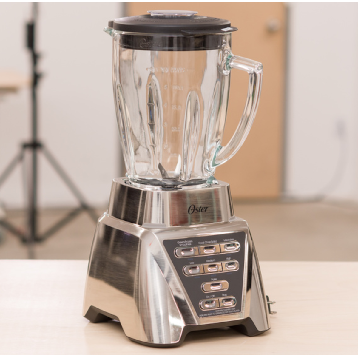  Licuadora Oster Pro 1200 con Tarro de Vidrio y Taza de Batido, Níquel Cepillado - Potencia y Versatilidad en un Diseño Elegante