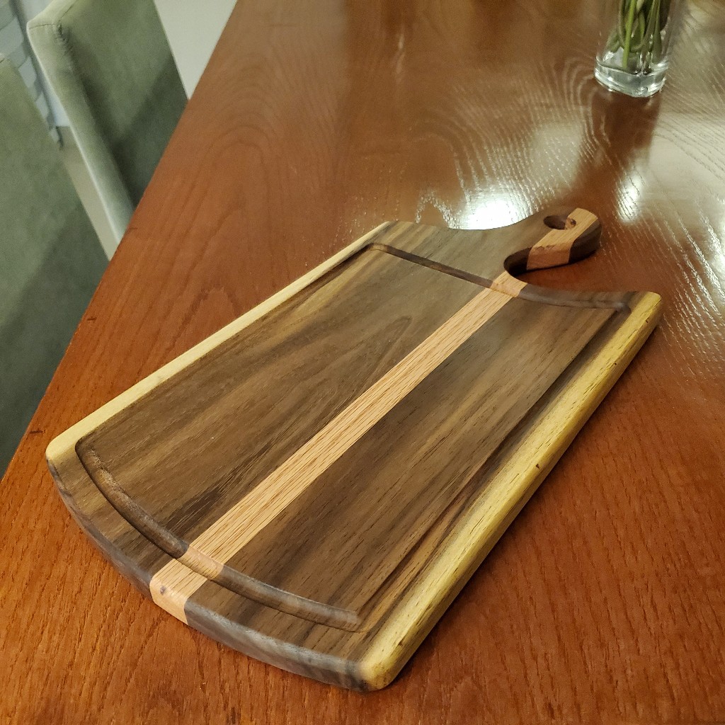 Tabla de madera maciza para cortar, picar, gruesa, tzalam, encino, curvilinea, forma organica, agarradera, canal, pesada, fina, elegante, presentacion, quesos, alimentos, cocina, hogar, canal de jugo.