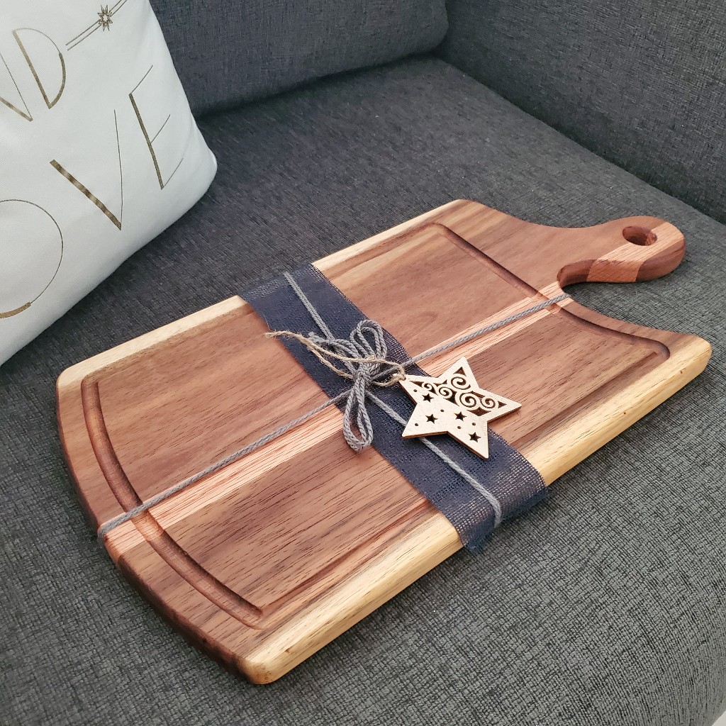 Tabla de madera maciza para cortar, picar, gruesa, tzalam, encino, curvilinea, forma organica, agarradera, canal, pesada, fina, elegante, presentacion, quesos, alimentos, cocina, hogar, canal de jugo.