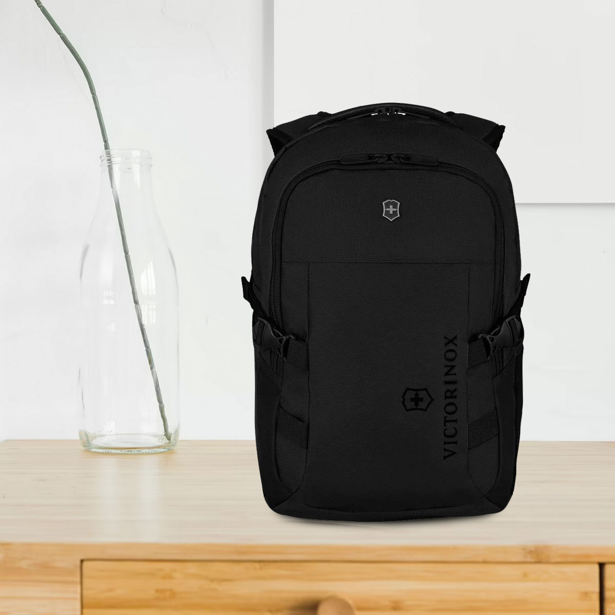 Mochila con almacenamiento multifuncional Vx Sport EVO Compact, color Negro, Victorinox