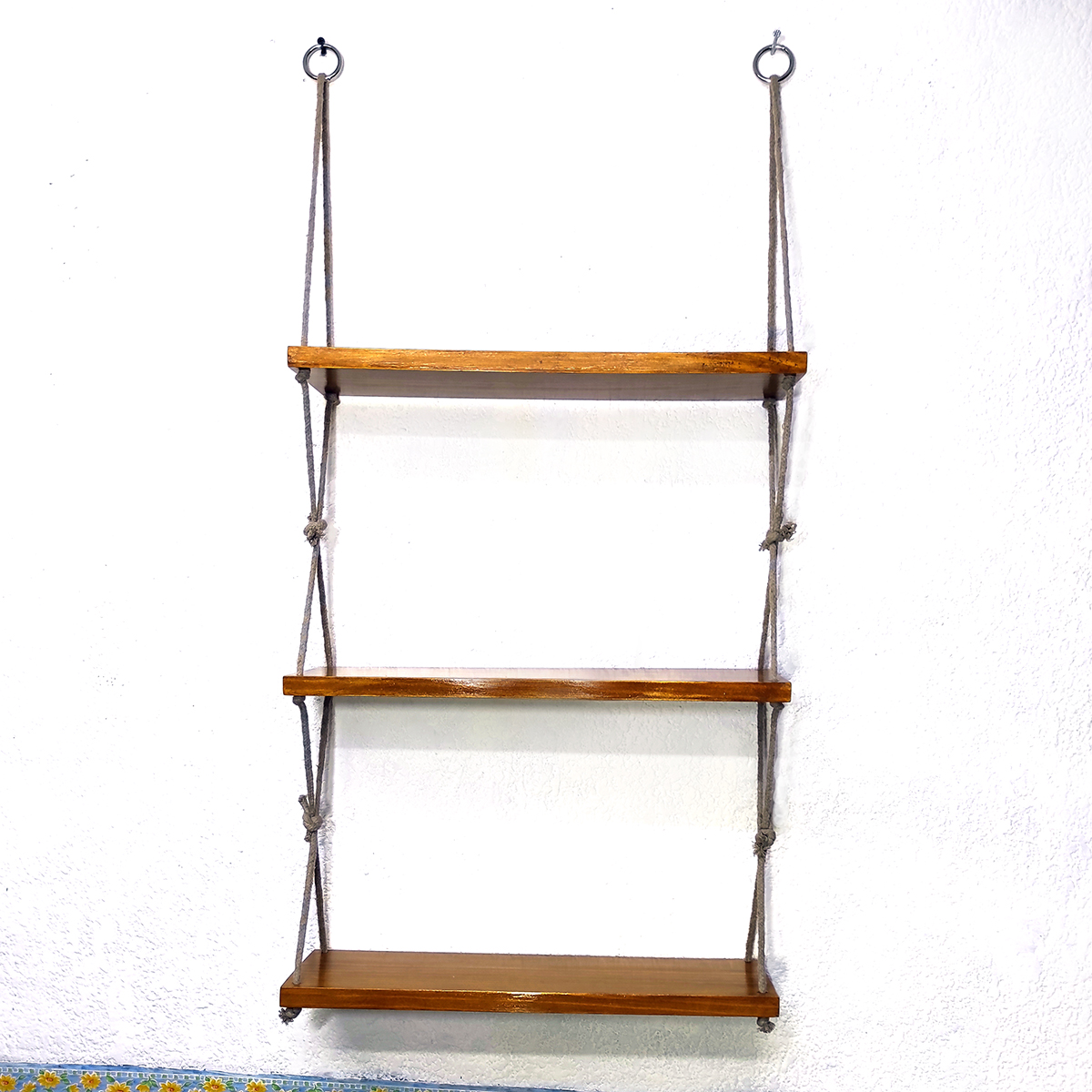 Repisa de Madera de 1ra entintada y barnizada de 3 niveles colgante con cuerda de algodón.