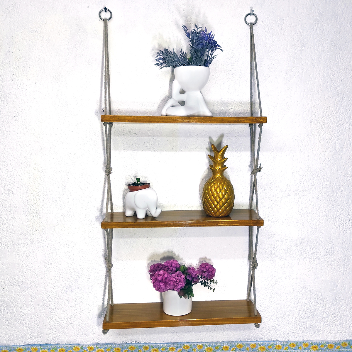 Repisa de Madera de 1ra entintada y barnizada de 3 niveles colgante con cuerda de algodón.