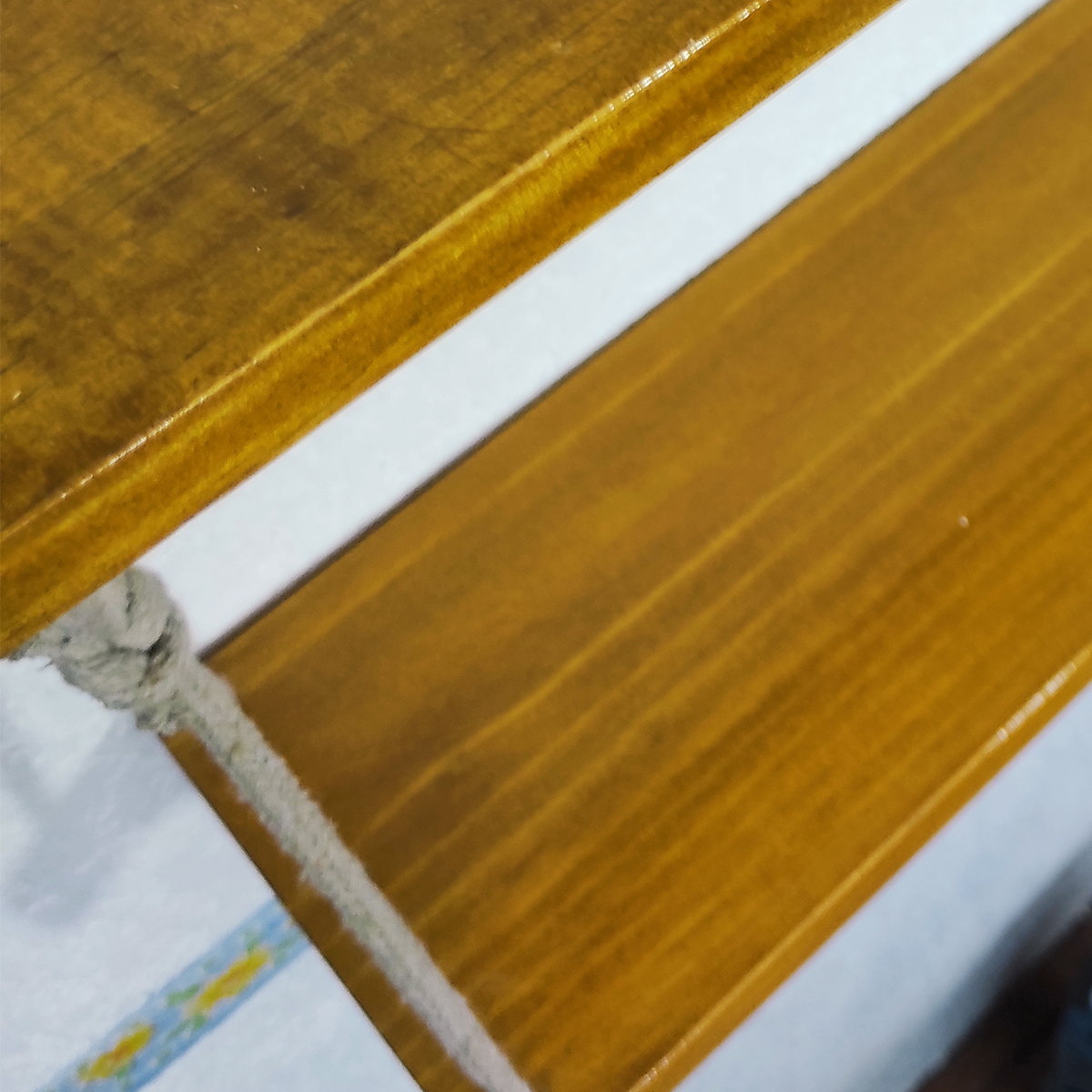 Repisa de Madera de 1ra entintada y barnizada de 3 niveles colgante con cuerda de algodón.