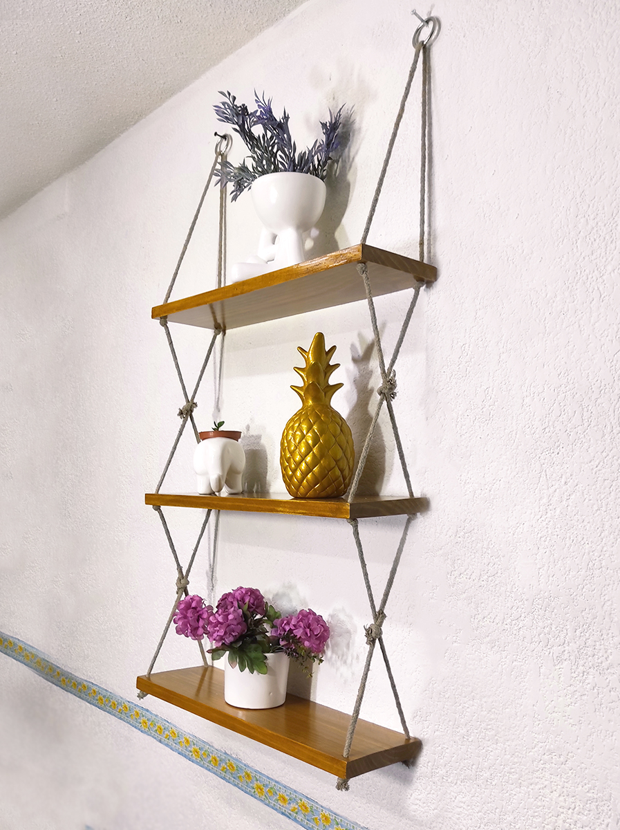 Repisa de Madera de 1ra entintada y barnizada de 3 niveles colgante con cuerda de algodón.