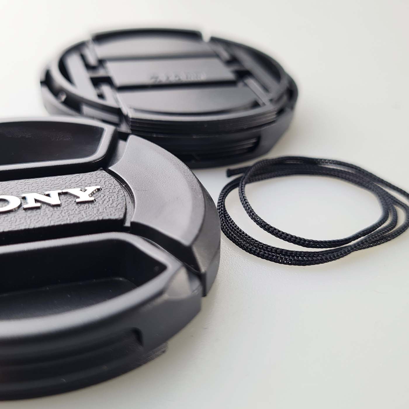 Objektivdeckel 49 Mm Für Sony Alpha – Mit Alpha-Logo, 2-fach Clipverschluss, Bruchsicher