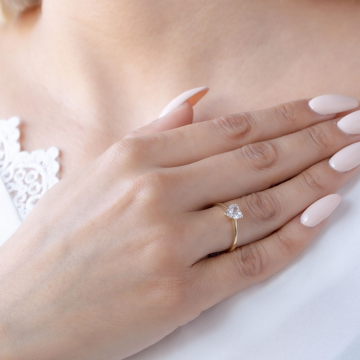 ANILLO DE COMPROMISO 10K ORO AMARILLO CON PIEDRA CORAZÓN SWAROVSKI ABBA JOYAS