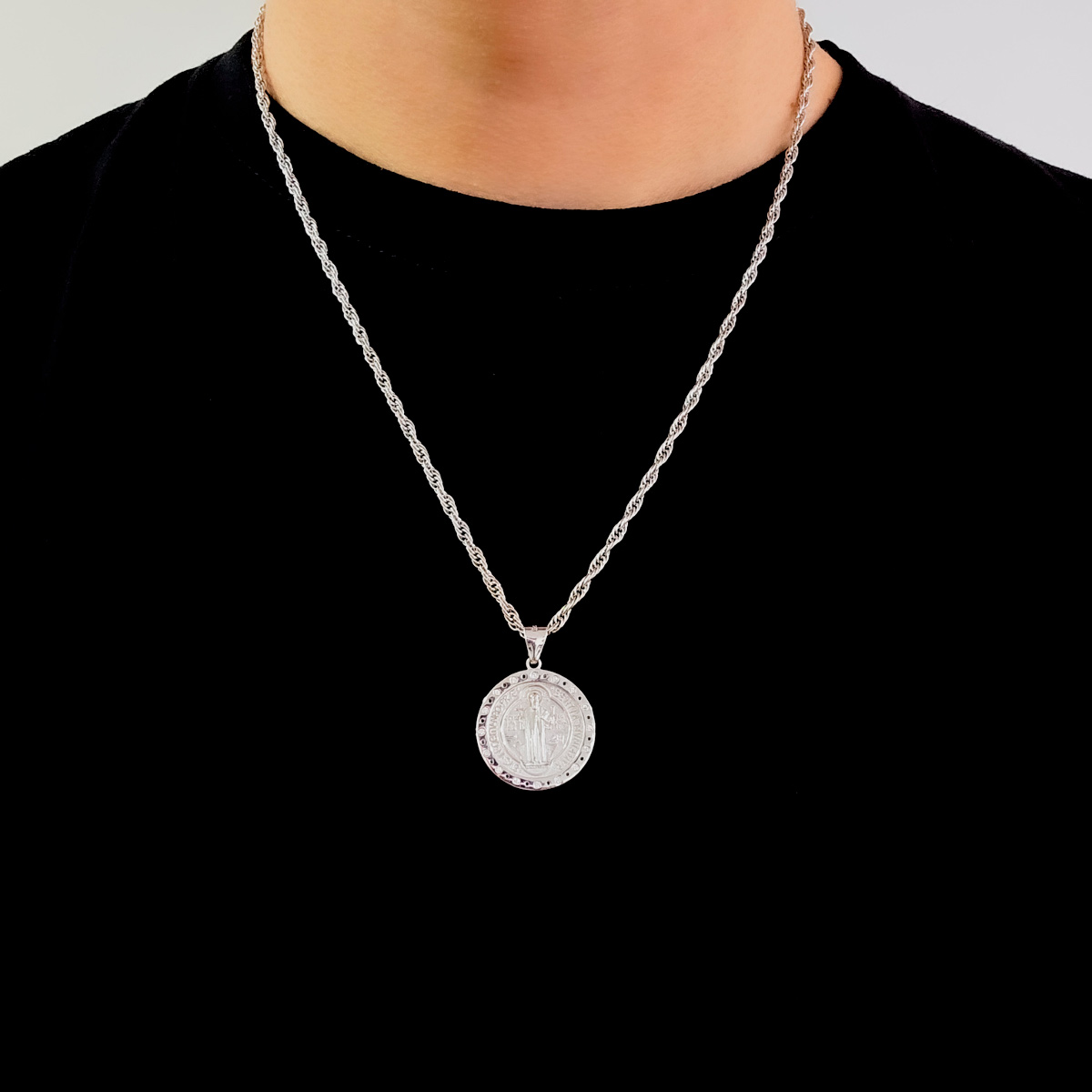 Medalla san benito plata .925 con cadena torzal y baño de rodio blanco
