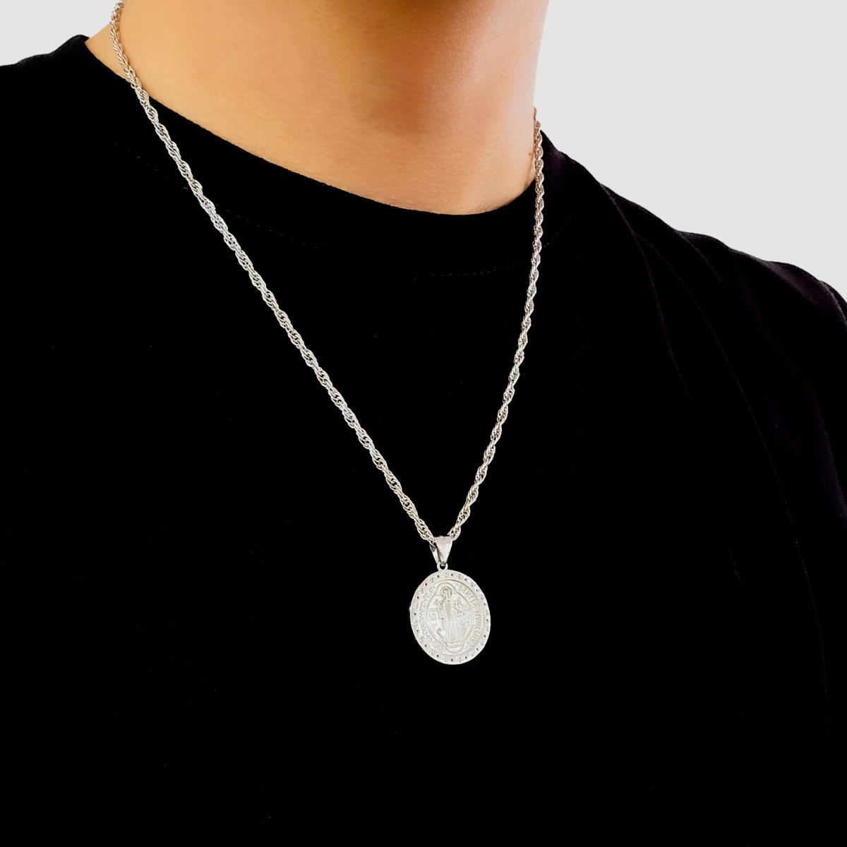 Medalla san benito plata .925 con cadena torzal y baño de rodio blanco