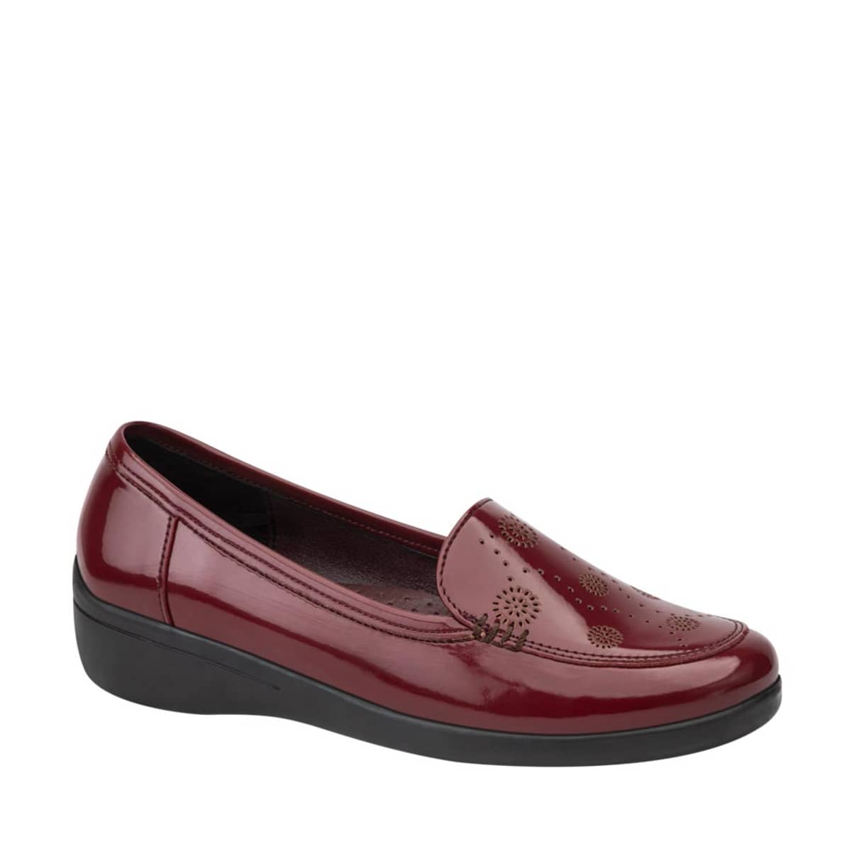 Zapatos de charol perforado color cereza con suela de cuña, marca